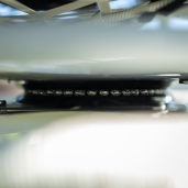 Fotoliu rotativ din rattan artificial alb cu perna textil maro negru Triss 90x90x90 cm